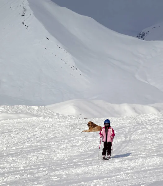 Μικρή Σκιέρ Στην Πλαγιά Του Σκι Την Ημέρα Του Χειμώνα — Φωτογραφία Αρχείου