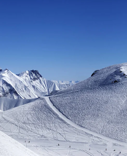 Güneşli Bir Günde Piste Kayak Pistinin Üst Manzarası Kafkasya Dağları — Stok fotoğraf