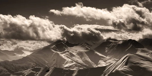 塞法利亚的晚山和阳光云 格鲁吉亚高加索山脉 Gudauri全景区域 — 图库照片