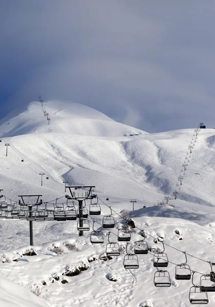 傍晚时分 滑雪坡道和缆车 高加索山脉 格鲁吉亚 Gudauri地区 — 图库照片