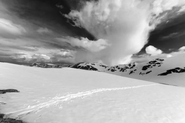 Vista Blanco Negro Sobre Montañas Nevadas Cielo Con Nubes Turquía —  Fotos de Stock