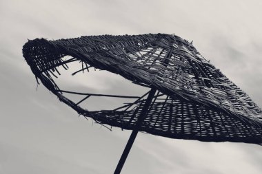 Delikli ve gri gökyüzü ile siyah ve beyaz güneş gölgesi 