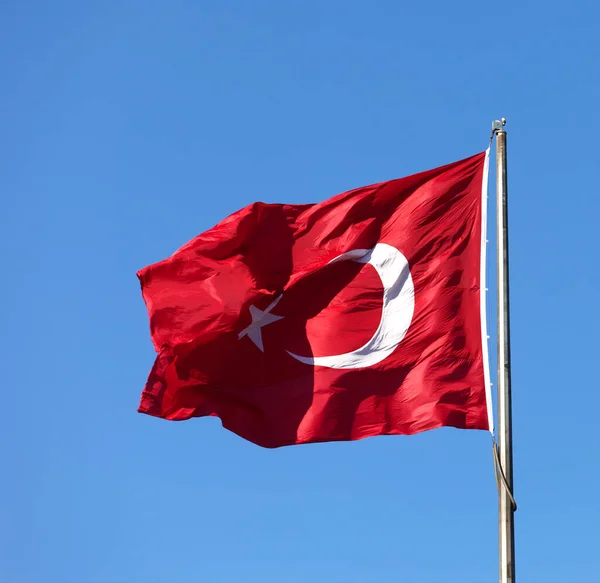 Турецкий Флаг Размахивающий Ветром Солнечный День Голубое Чистое Небо Заднем — стоковое фото