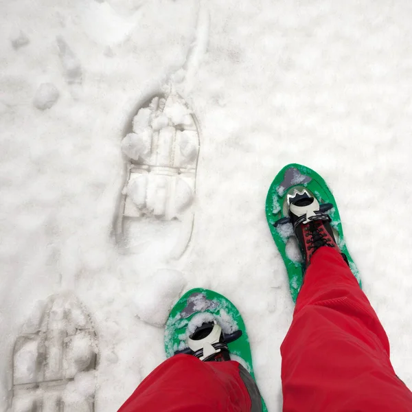 Caminhante Sapatos Neve Andando Neve Vista Primeira Pessoa — Fotografia de Stock