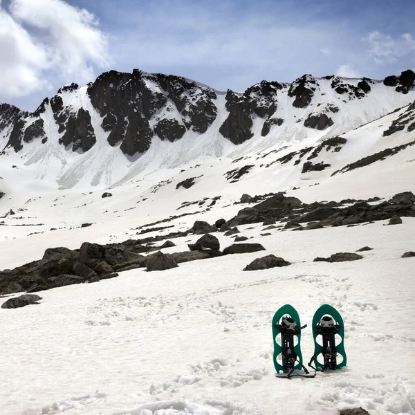 Sapatos Neve Verdes Montanhas Neve Dia Primavera Sol Turquia Montanhas — Fotografia de Stock
