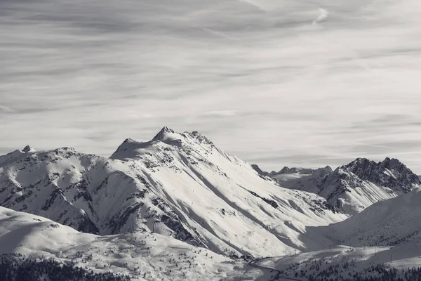 Schneebedeckte Hohe Winterberge Und Schöner Wolkenverhangener Sonniger Himmel Italienische Alpen — Stockfoto