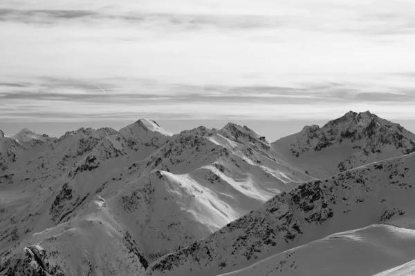 高い冬の山々と夕方には晴れた曇りの空に雪の斜面 イタリアアルプス リヴィニノ ロンバルディア州 イタリア ヨーロッパの地域 黒と白のトーンの風景 — ストック写真