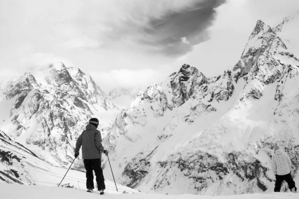 滑雪者和滑雪者在滑雪场外的斜坡上下山之前 可以在雪山高耸的地方自由驰骋 高加索山脉 东湾地区 黑白调图像 — 图库照片