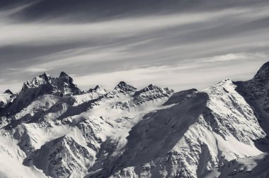 Siyah beyaz karlı güneş ışığı dağları, Elbrus dağının kayak yamacından manzara. Kışın Kafkas Dağları.