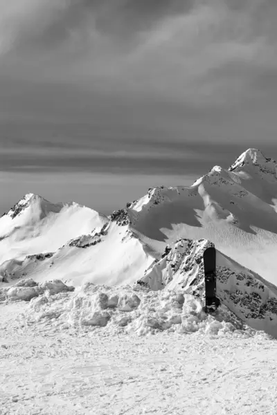 Snowboard Gegen Verschneite Berge Kaukasus Elbrus Winter Schwarz Weiß Getönte — Stockfoto