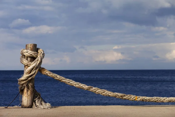 Vecchia Corda Annodata Palo Legno Riva Mare Mare Blu Cielo — Foto Stock