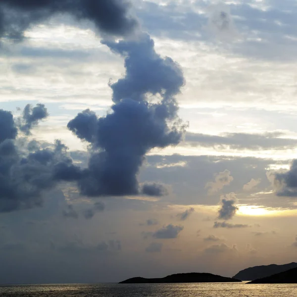 Islas Mar Cielo Con Nubes Oscuras Atardecer Mar Mediterráneo Turquía — Foto de Stock