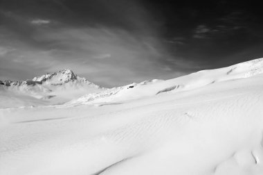 Kışın siyah beyaz karlı dağlar. Kayak merkezi. Elbrus Dağı 'nın serbest yokuşu.