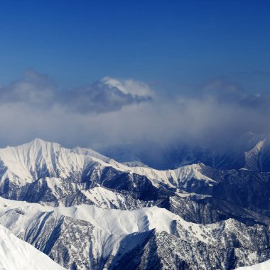 Sis içindeki güneş ışığı karlı dağlar. Kafkasya Dağları, Gürcistan, Gudauri bölgesi kışın.