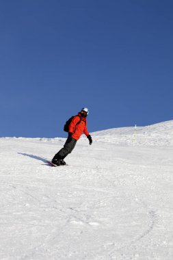 Güneş güzel gün kayak yamacında Snowboarder