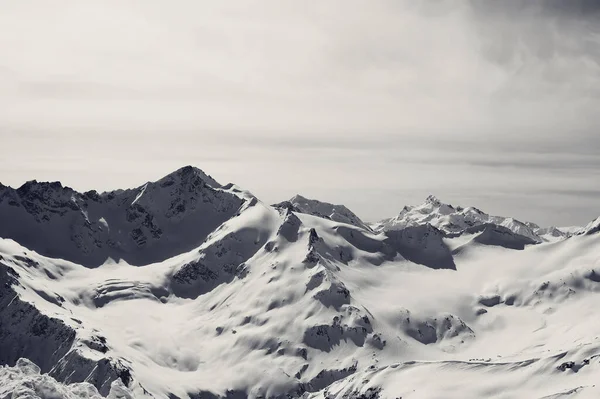 Kış akşamında siyah beyaz karlı dağlar. Kafkas Dağları. Elbrus Dağı 'ndan görüntüle.
