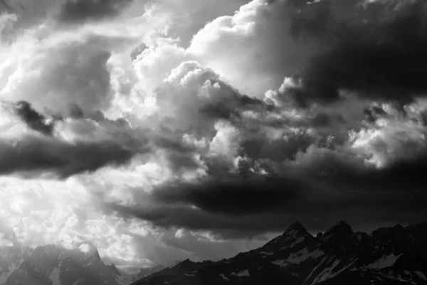 Vue Noir Blanc Sur Les Hautes Montagnes Été Les Nuages — Photo