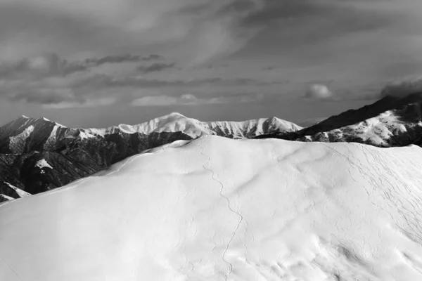 Vista Blanco Negro Pista Esquí Para Cielo Libre Nublado Montañas — Foto de Stock