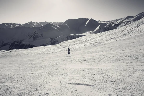 Skifahrer Auf Schneebedeckter Piste Sonnigen Wintertagen Kaukasus Georgien Region Gudauri — Stockfoto