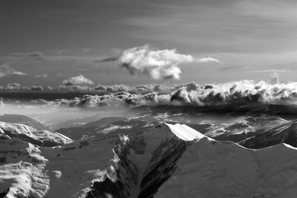 Vista Blanco Negro Las Montañas Nevadas Invierno Atardecer Nubes Luz —  Fotos de Stock