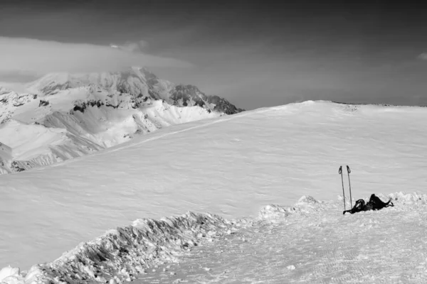 Kış Günü Yamaçta Kayak Snowboard Ekipmanları Kafkas Dağları Gürcistan Gudauri — Stok fotoğraf