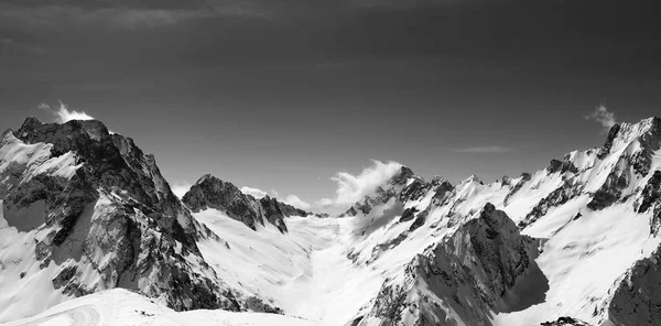 乌尔根山覆盖着雪峰的黑白全景 太阳风吹拂着云彩 高加索山脉冬季 东湾地区 — 图库照片