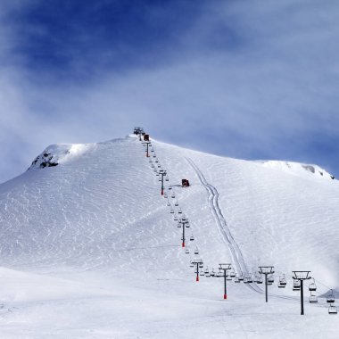 Sabahın erken saatlerinde kayak pisti ve sandalye kaldırma. Kışın Kafkas Dağları. Gürcistan, Gudauri bölgesi, Kudebi Dağı.