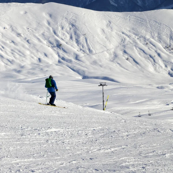 Skier Downhill Rastro Esqui Nevado Dia Inverno Sol Cáucaso Montanhas — Fotografia de Stock