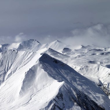 Kış akşamları sisli, güneşli, karlı dağlar. Kafkasya Dağları, Gürcistan, Gudauri bölgesi.