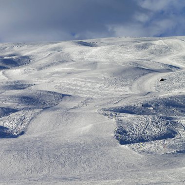 Akşamları güneş ışığı kar kayağı pisti. Kafkasya Dağları, Gürcistan, Gudauri bölgesi kışın.