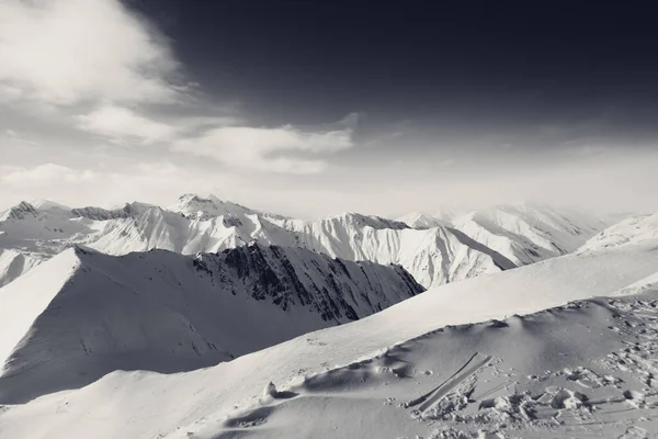 Zwart Witte Besneeuwde Bergen Zonnige Avond Kaukasusgebergte Georgië Regio Gudauri — Stockfoto