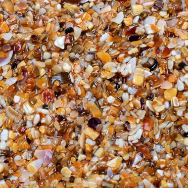 Yaz günü plajda ıslak çok renkli kum. Yukarıdan bak. Doğa arkaplanı.