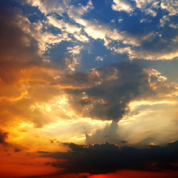 Gyönyörű Multicolor Naplemente Felhők Napsugarak Tenger Felett — Stock Fotó