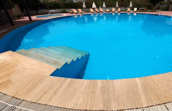 夏の暑い日には 美しい澄んだ水 サンラウンジャー サンシェードを備えたオープンエアのラウンドスイミングプール トルコにホテル — ストック写真