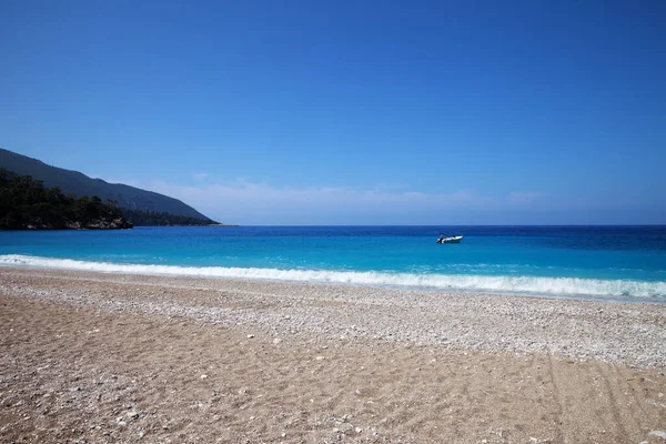 暖かい晴れた夏の日に石や美しい青い海と砂のビーチ 地中海 トルコ — ストック写真