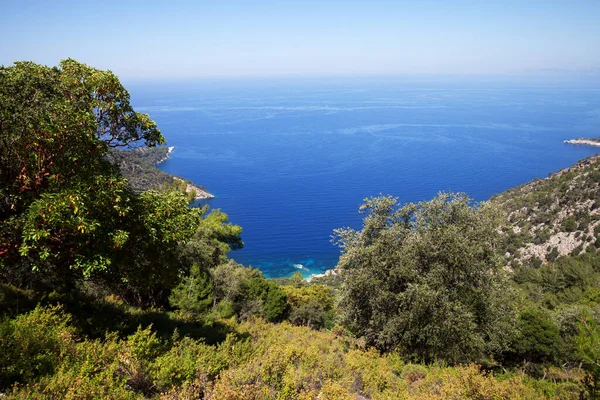暖かい晴れた夏の日に美しい穏やかな湾と青い澄んだ海 地中海 トルコ 上からの眺め — ストック写真