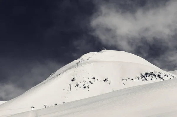冬季滑雪场的缆车和雪地外斜坡 高加索山脉 格鲁吉亚 古道里 萨德尔山 黑白色调的风景 — 图库照片
