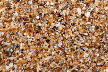 Yaz günü plajda güneş ışığı çok renkli kum. Yukarıdan bak. Doğa arkaplanı.