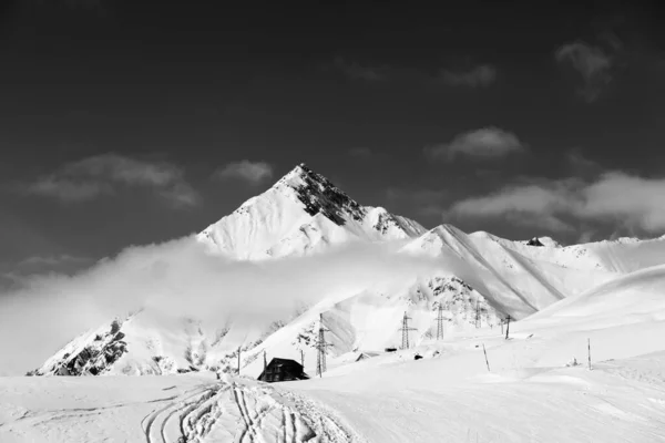 Vista Blanco Negro Sobre Pistas Esquí Nevadas Montañas Neblina Montañas —  Fotos de Stock