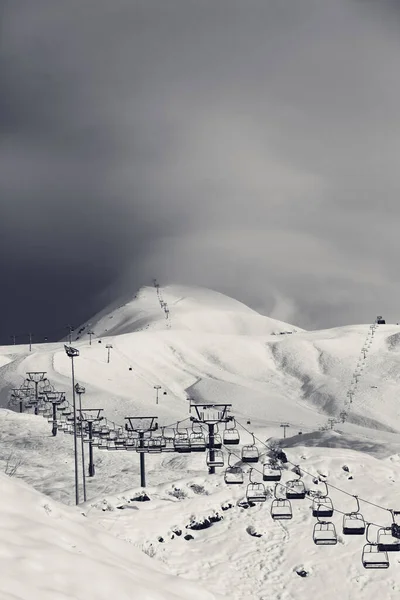 Fekete Fehér Kilátás Sípályára Kötélpályára Télen Este Kaukázus Hegység Grúzia — Stock Fotó