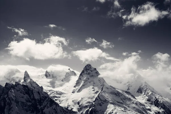 Zimní Zasněžené Hory Mracích Kavkazské Hory Oblast Dombay Mount Beelalakaya — Stock fotografie