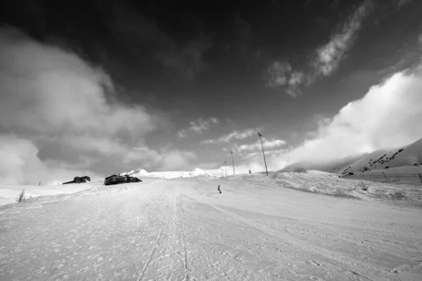 Snowboarder Besneeuwde Skipiste Winterdag Georgia Regio Gudauri Kaukasus Bergen Zwart — Stockfoto