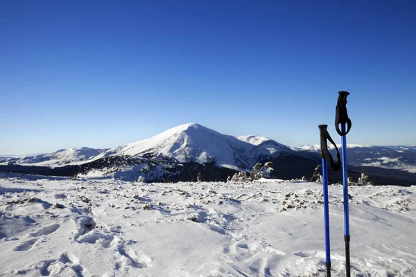 Montagnes Neige Beau Soleil Journée Hiver Bâtons Ski Premier Plan — Photo