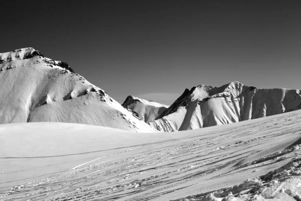 Ski Inclinação Com Vestígios Esqui Snowboards Montanhas Nevadas Dia Sol — Fotografia de Stock