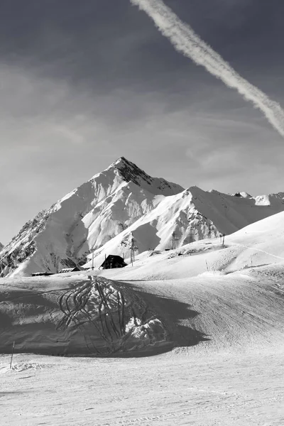 Czarno Biały Widok Ośnieżony Stok Narciarski Słoneczne Góry Wieczorem Kaukaz — Zdjęcie stockowe