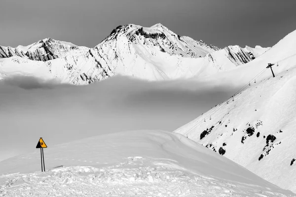Avertissement Sur Piste Ski Enneigée Montagnes Dans Brume Montagnes Caucase — Photo