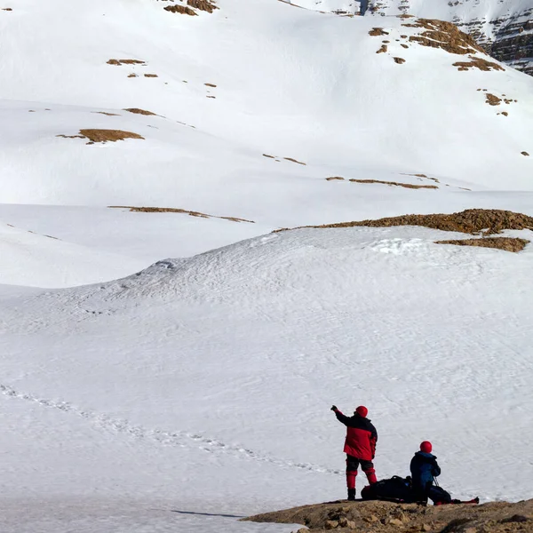 冬日的阳光下 两名徒步旅行者在雪山中 — 图库照片