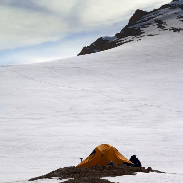 Caminante Sentado Cerca Tienda Campaña Naranja Las Montañas Nevadas Por — Foto de Stock