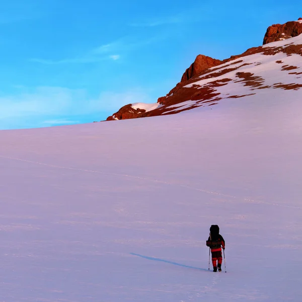 Turysta Sunrise Snowy Gór Turcja Środkowej Gór Taurus Aladaglar Anty — Zdjęcie stockowe