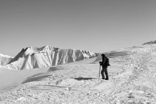 Esquiador Topo Pista Esqui Olhando Para Distância Manhã Inverno Agradável — Fotografia de Stock